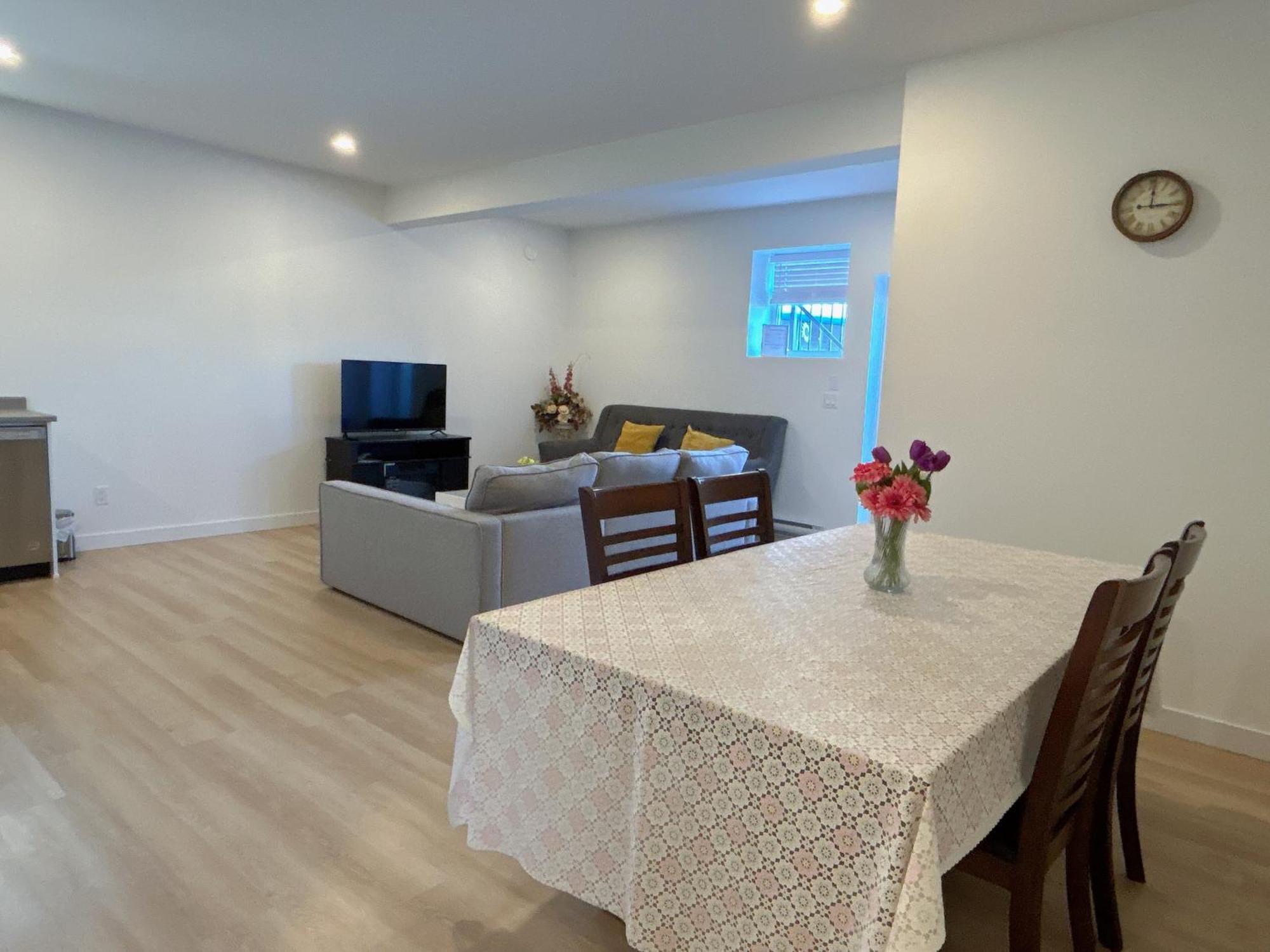 Sunflower Brandnew Cozy Apartment Langley